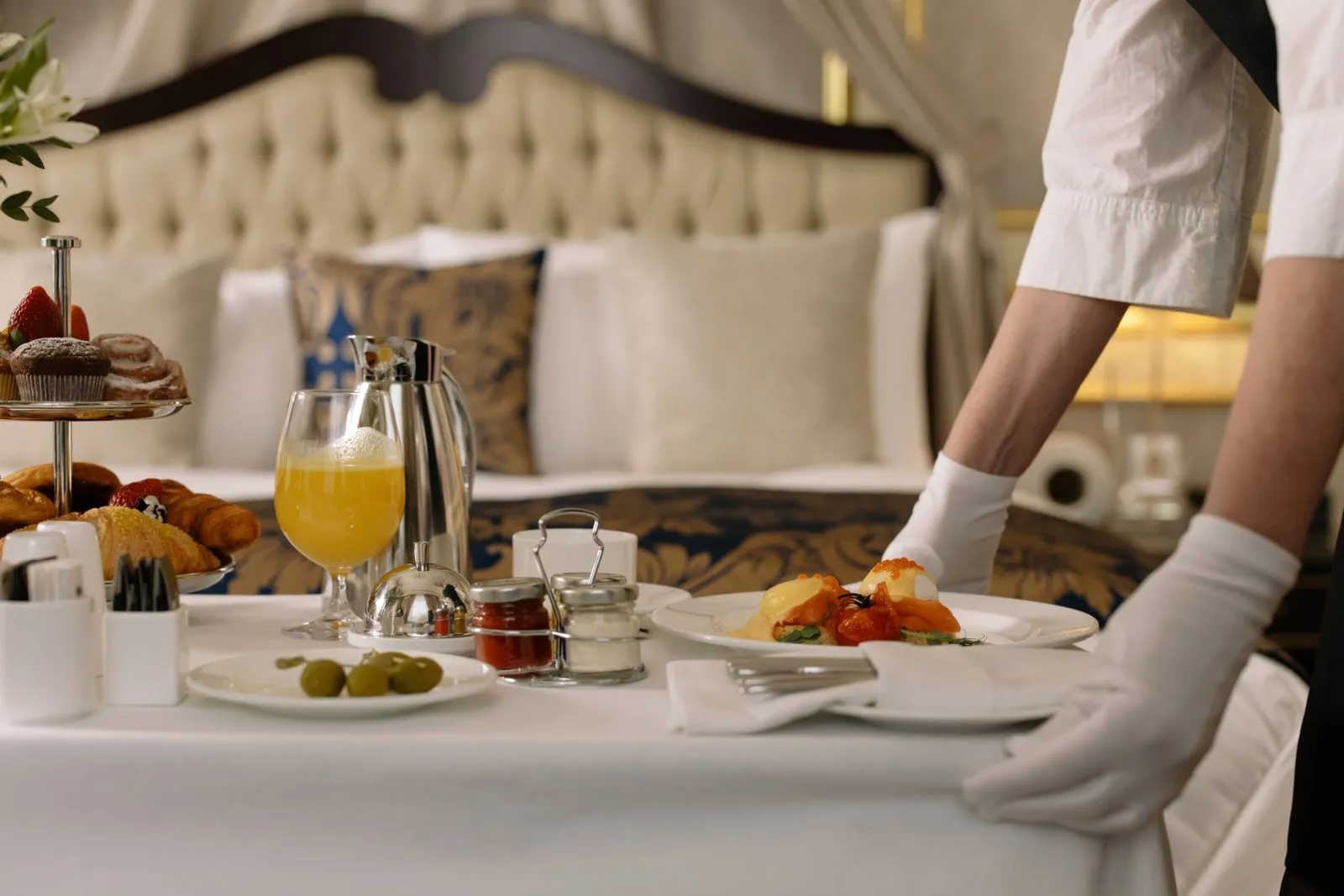 Bữa sáng dịch vụ phòng tại khách sạn được đặt qua menu mã QR