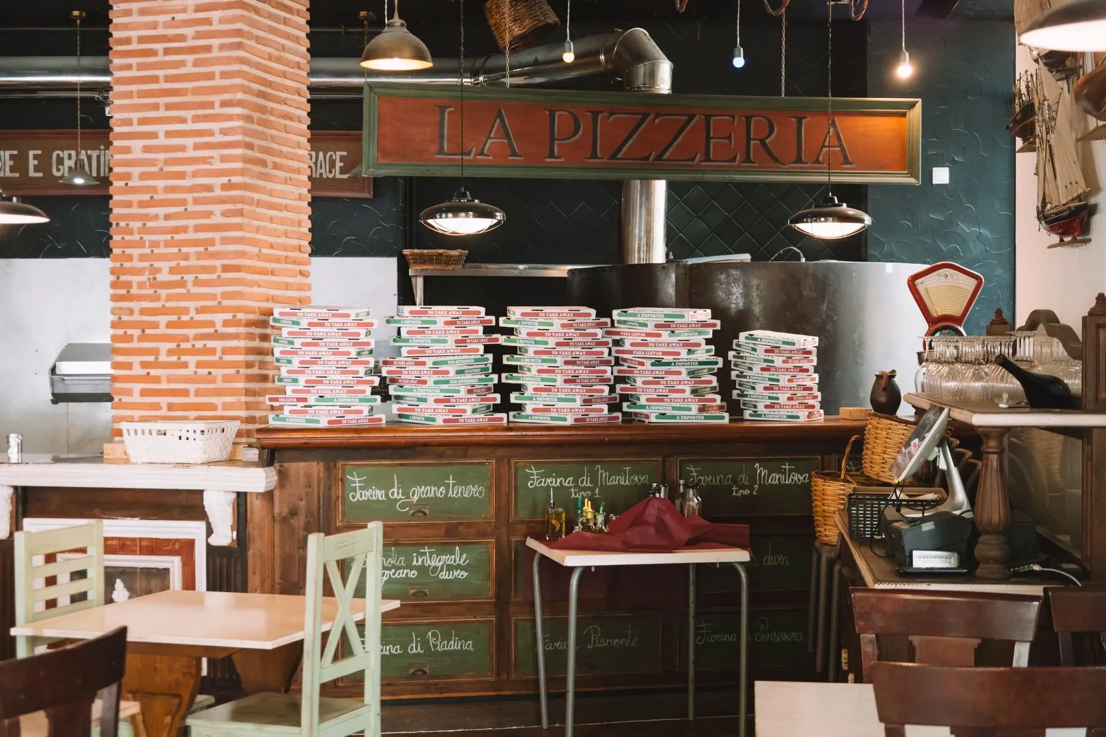 Interior aconchegante de pizzaria onde clientes escaneiam um cardápio QR code na mesa